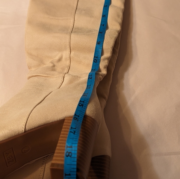 Women's 7 beige faux suede knee high side zip boots New in box - Picture 4 of 13